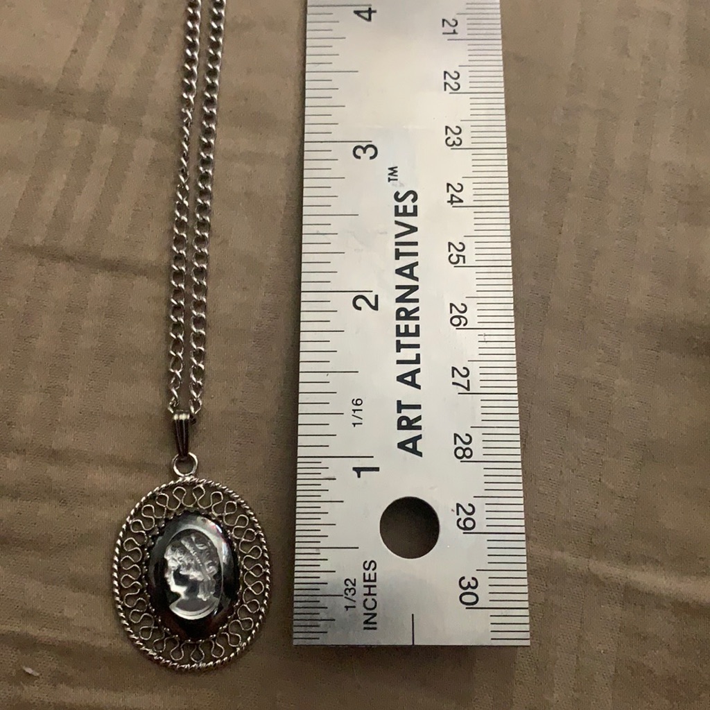 Whiting And Davis Necklace Cameo 29$